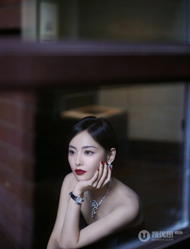 张嘉倪礼裙黑裙礼服穿着显气质锁骨线条写真照片
