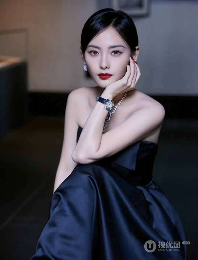 张嘉倪礼裙黑裙礼服穿着显气质锁骨线条写真照片