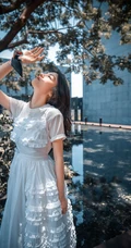春夏白色公主裙享受户外阳光温馨写真照