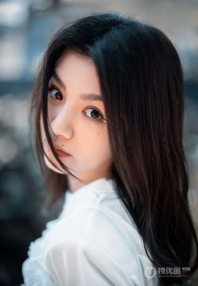 春夏白色公主裙享受户外阳光温馨写真照