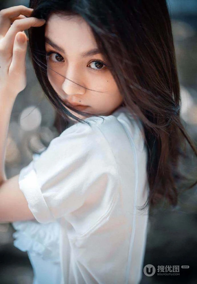 春夏白色公主裙享受户外阳光温馨写真照