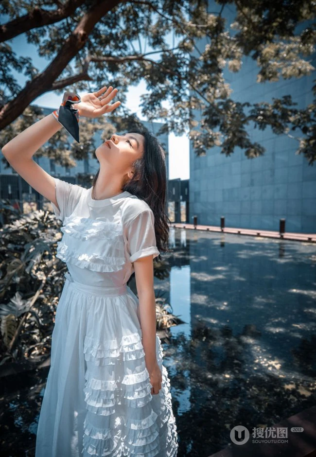 春夏白色公主裙享受户外阳光温馨写真照