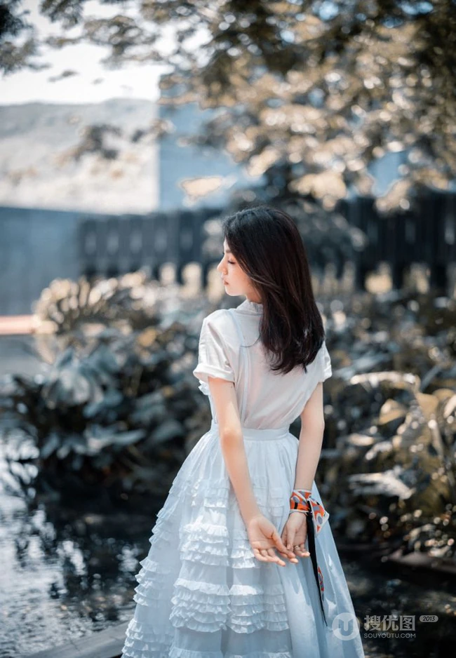春夏白色公主裙享受户外阳光温馨写真照