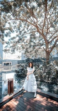 春夏白色公主裙享受户外阳光温馨写真照