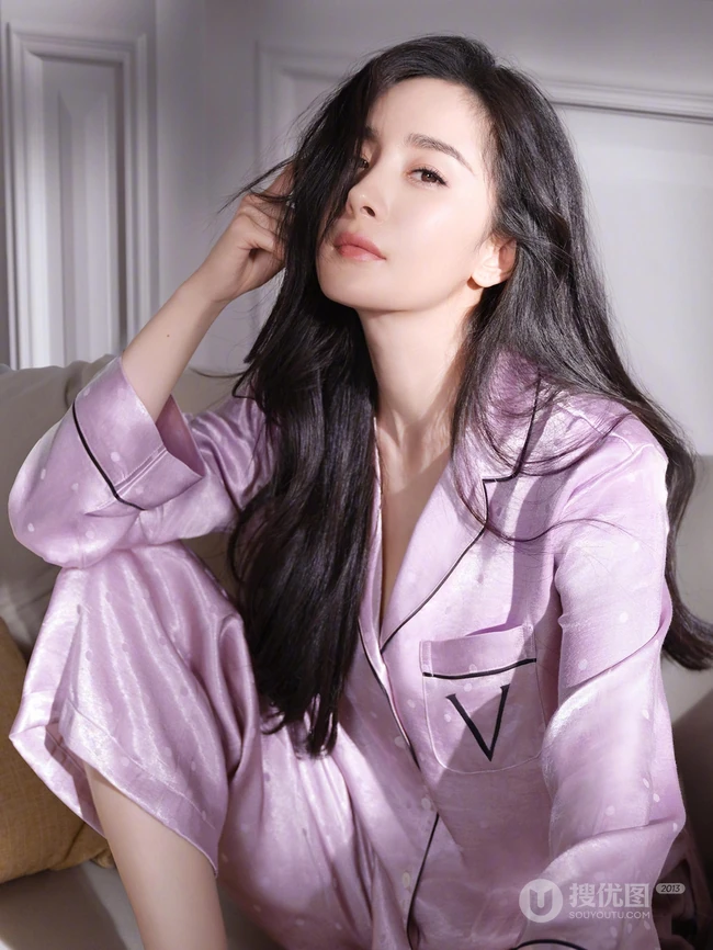 杨幂气质动人露背装，风格家居服，睡衣套装写真图片