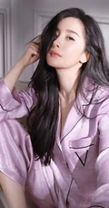 杨幂气质动人露背装，风格家居服，睡衣套装写真图片