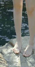 山间小溪里的双麻花辫清新少女小碎花衫牛仔短裤穿着写真美照