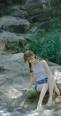 山间小溪里的双麻花辫清新少女小碎花衫牛仔短裤穿着写真美照