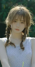 山间小溪里的双麻花辫清新少女小碎花衫牛仔短裤穿着写真美照