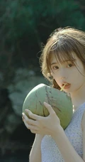 山间小溪里的双麻花辫清新少女小碎花衫牛仔短裤穿着写真美照