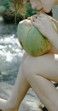 山间小溪里的双麻花辫清新少女小碎花衫牛仔短裤穿着写真美照
