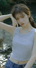 山间小溪里的双麻花辫清新少女小碎花衫牛仔短裤穿着写真美照
