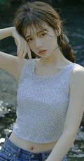 山间小溪里的双麻花辫清新少女小碎花衫牛仔短裤穿着写真美照