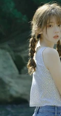 山间小溪里的双麻花辫清新少女小碎花衫牛仔短裤穿着写真美照