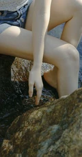 山间小溪里的双麻花辫清新少女小碎花衫牛仔短裤穿着写真美照
