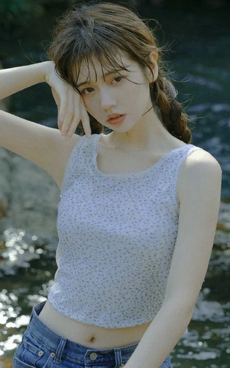 山间小溪里的双麻花辫清新少女小碎花衫牛仔短裤穿着写真美照