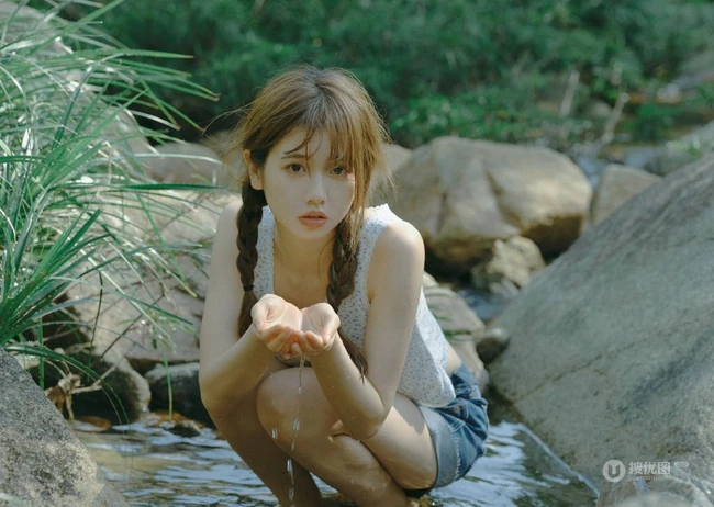 山间小溪里的双麻花辫清新少女小碎花衫牛仔短裤穿着写真美照