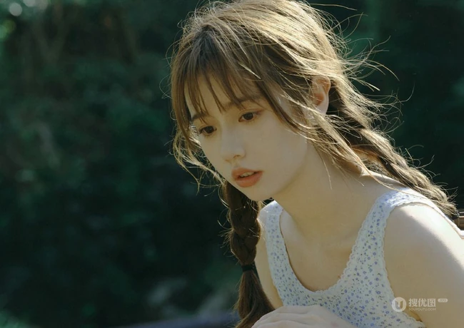 山间小溪里的双麻花辫清新少女小碎花衫牛仔短裤穿着写真美照