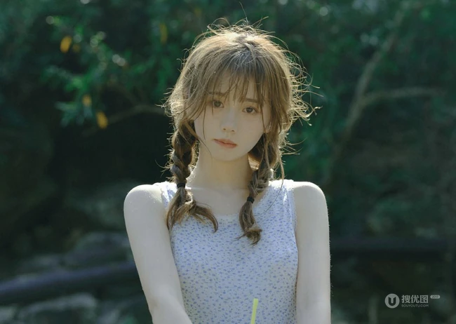 山间小溪里的双麻花辫清新少女小碎花衫牛仔短裤穿着写真美照