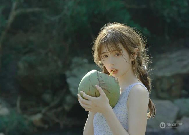 山间小溪里的双麻花辫清新少女小碎花衫牛仔短裤穿着写真美照