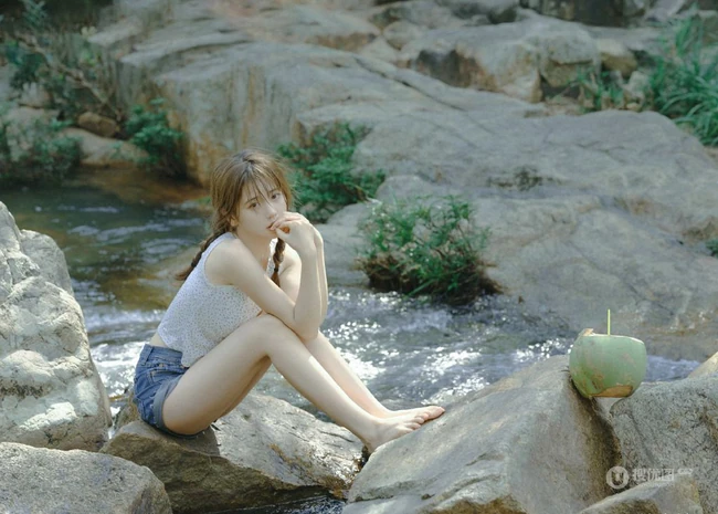 山间小溪里的双麻花辫清新少女小碎花衫牛仔短裤穿着写真美照