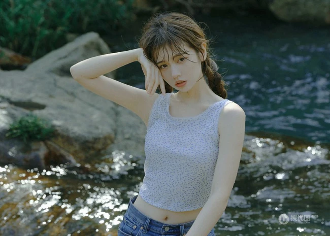 山间小溪里的双麻花辫清新少女小碎花衫牛仔短裤穿着写真美照