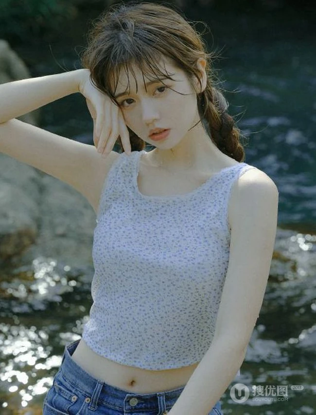 山间小溪里的双麻花辫清新少女小碎花衫牛仔短裤穿着写真美照