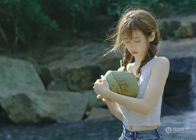 山间小溪里的双麻花辫清新少女小碎花衫牛仔短裤穿着写真美照