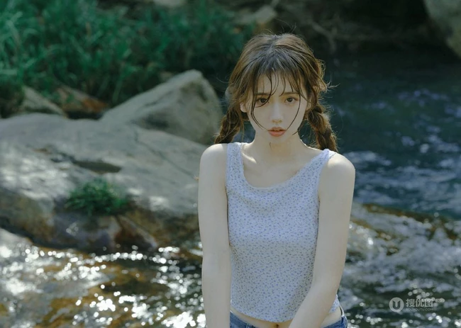 山间小溪里的双麻花辫清新少女小碎花衫牛仔短裤穿着写真美照