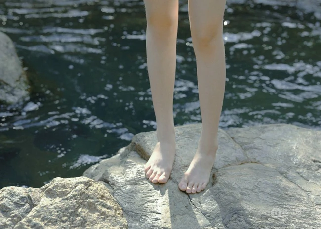 山间小溪里的双麻花辫清新少女小碎花衫牛仔短裤穿着写真美照