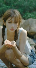 山间小溪里的双麻花辫清新少女小碎花衫牛仔短裤穿着写真美照