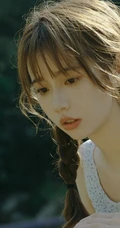 山间小溪里的双麻花辫清新少女小碎花衫牛仔短裤穿着写真美照