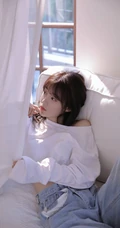 余晖很美，愿保持热爱，漂亮白皙纤细线条少女白衫牛仔裤清新写真照片