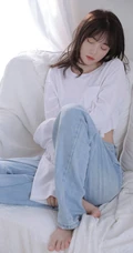余晖很美，愿保持热爱，漂亮白皙纤细线条少女白衫牛仔裤清新写真照片