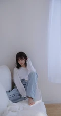 余晖很美，愿保持热爱，漂亮白皙纤细线条少女白衫牛仔裤清新写真照片