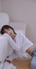 余晖很美，愿保持热爱，漂亮白皙纤细线条少女白衫牛仔裤清新写真照片