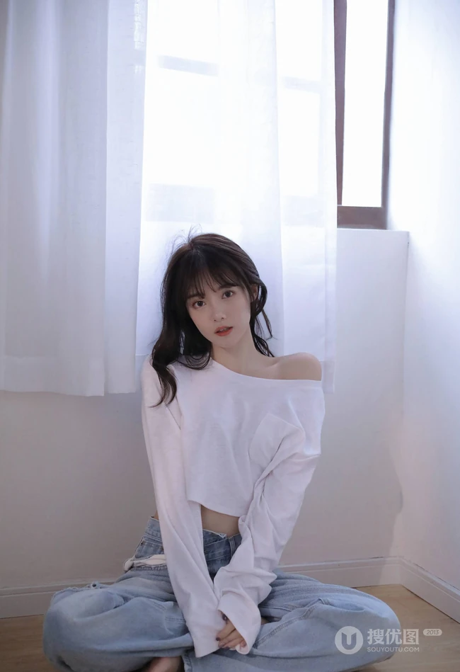余晖很美，愿保持热爱，漂亮白皙纤细线条少女白衫牛仔裤清新写真照片