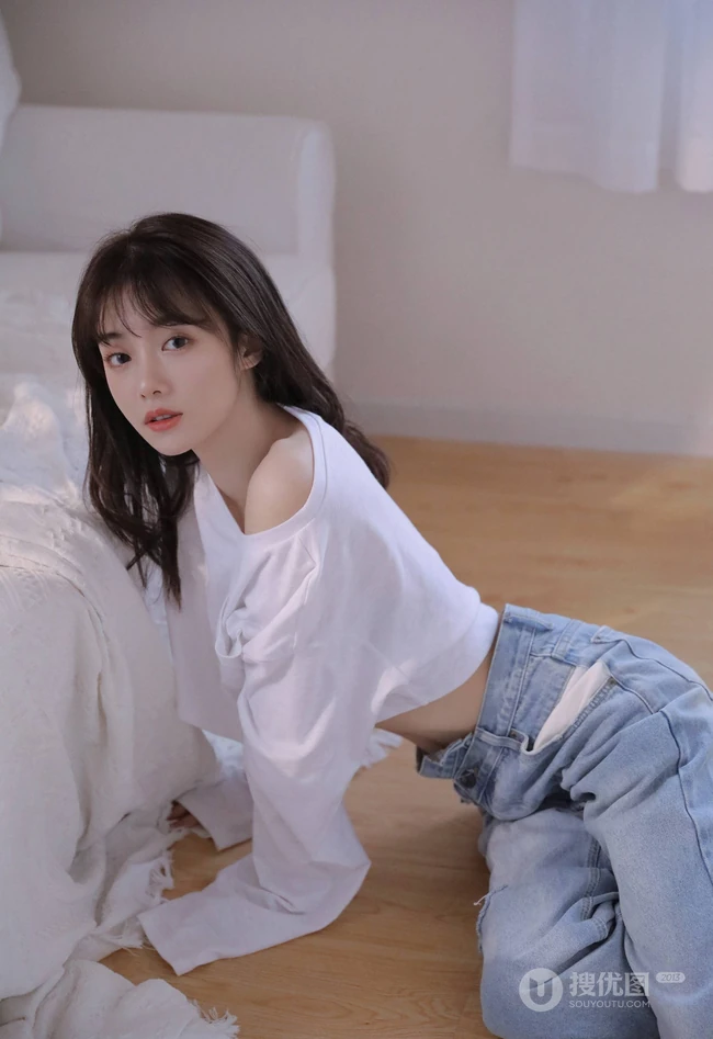 余晖很美，愿保持热爱，漂亮白皙纤细线条少女白衫牛仔裤清新写真照片