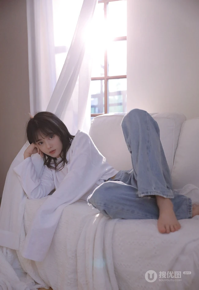 余晖很美，愿保持热爱，漂亮白皙纤细线条少女白衫牛仔裤清新写真照片