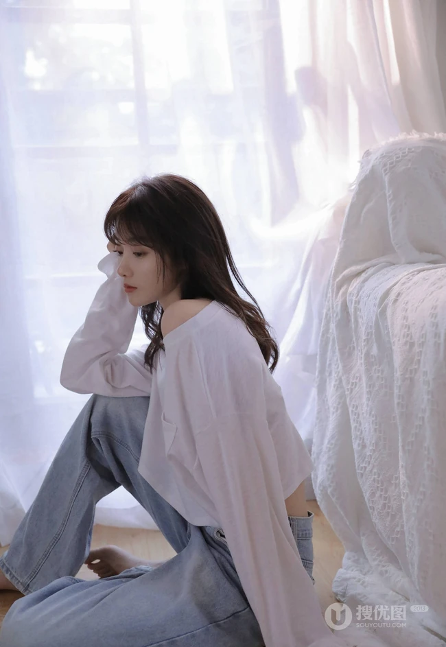 余晖很美，愿保持热爱，漂亮白皙纤细线条少女白衫牛仔裤清新写真照片