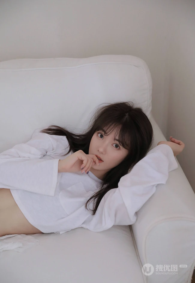 余晖很美，愿保持热爱，漂亮白皙纤细线条少女白衫牛仔裤清新写真照片