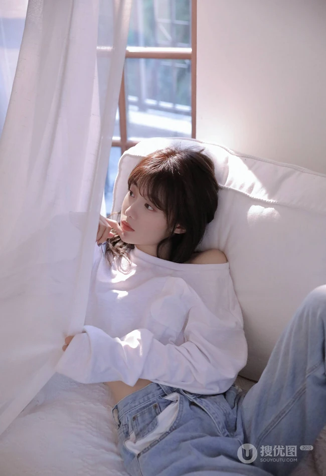 余晖很美，愿保持热爱，漂亮白皙纤细线条少女白衫牛仔裤清新写真照片