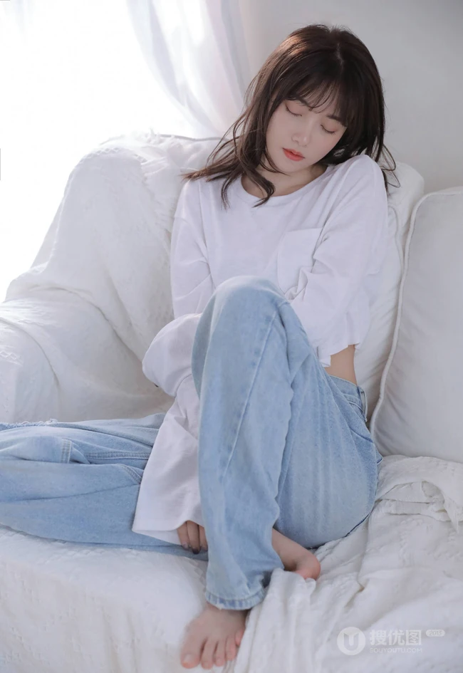 余晖很美，愿保持热爱，漂亮白皙纤细线条少女白衫牛仔裤清新写真照片