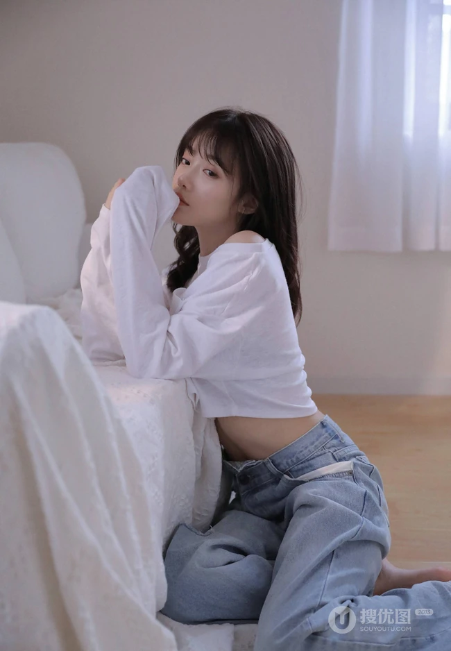 余晖很美，愿保持热爱，漂亮白皙纤细线条少女白衫牛仔裤清新写真照片