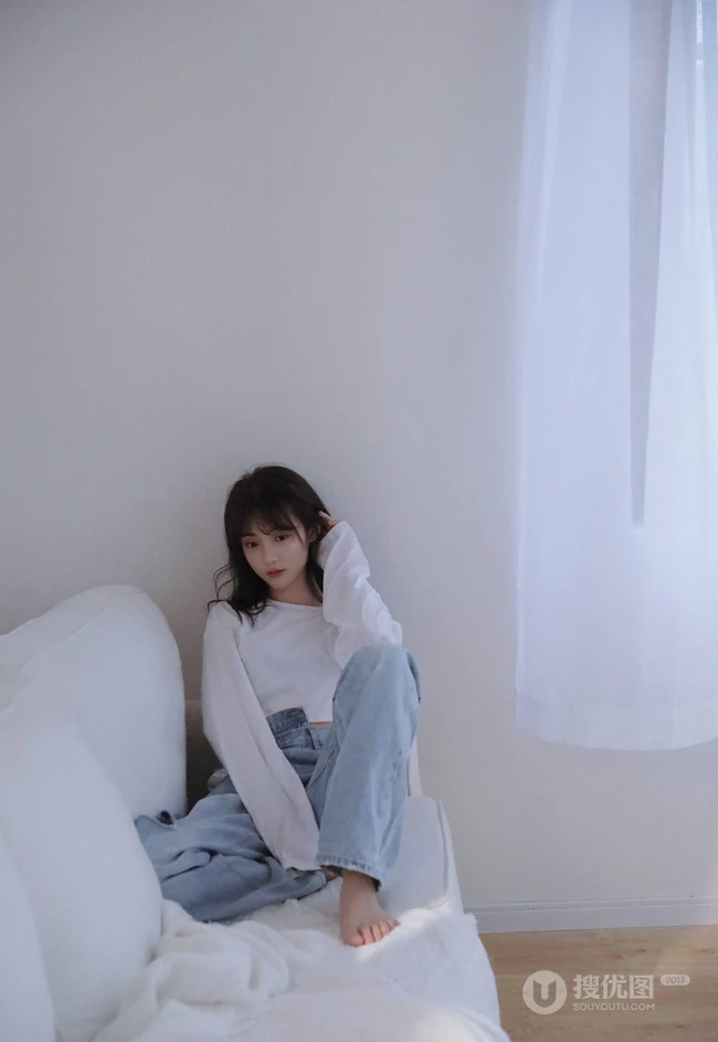 余晖很美，愿保持热爱，漂亮白皙纤细线条少女白衫牛仔裤清新写真照片