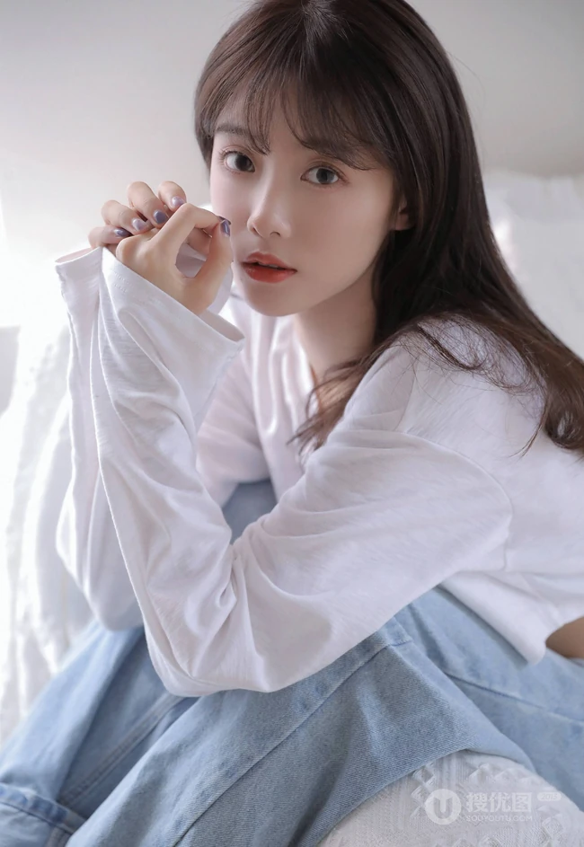 余晖很美，愿保持热爱，漂亮白皙纤细线条少女白衫牛仔裤清新写真照片