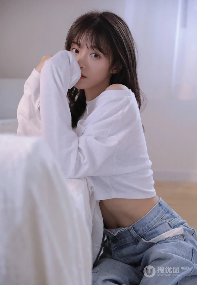 余晖很美，愿保持热爱，漂亮白皙纤细线条少女白衫牛仔裤清新写真照片