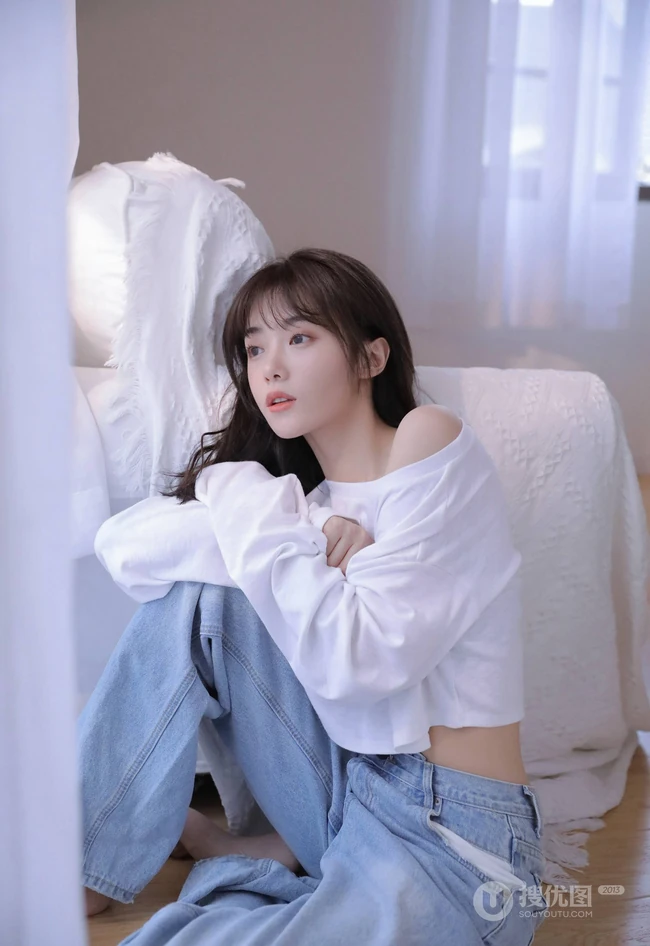 余晖很美，愿保持热爱，漂亮白皙纤细线条少女白衫牛仔裤清新写真照片