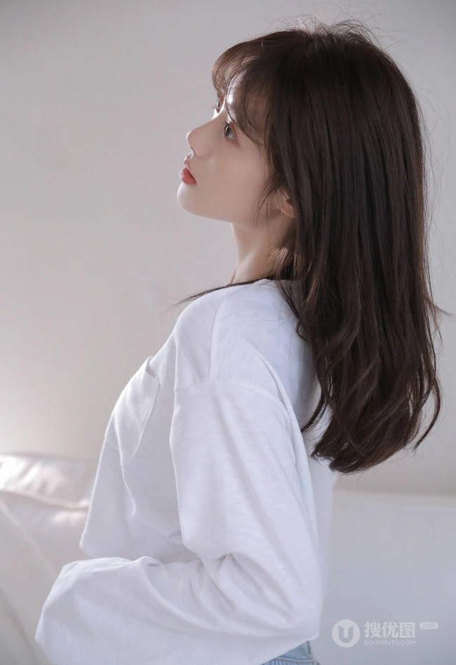 余晖很美，愿保持热爱，漂亮白皙纤细线条少女白衫牛仔裤清新写真照片