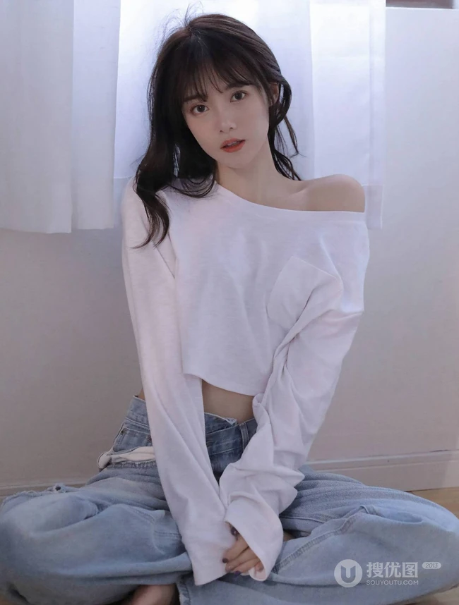 余晖很美，愿保持热爱，漂亮白皙纤细线条少女白衫牛仔裤清新写真照片